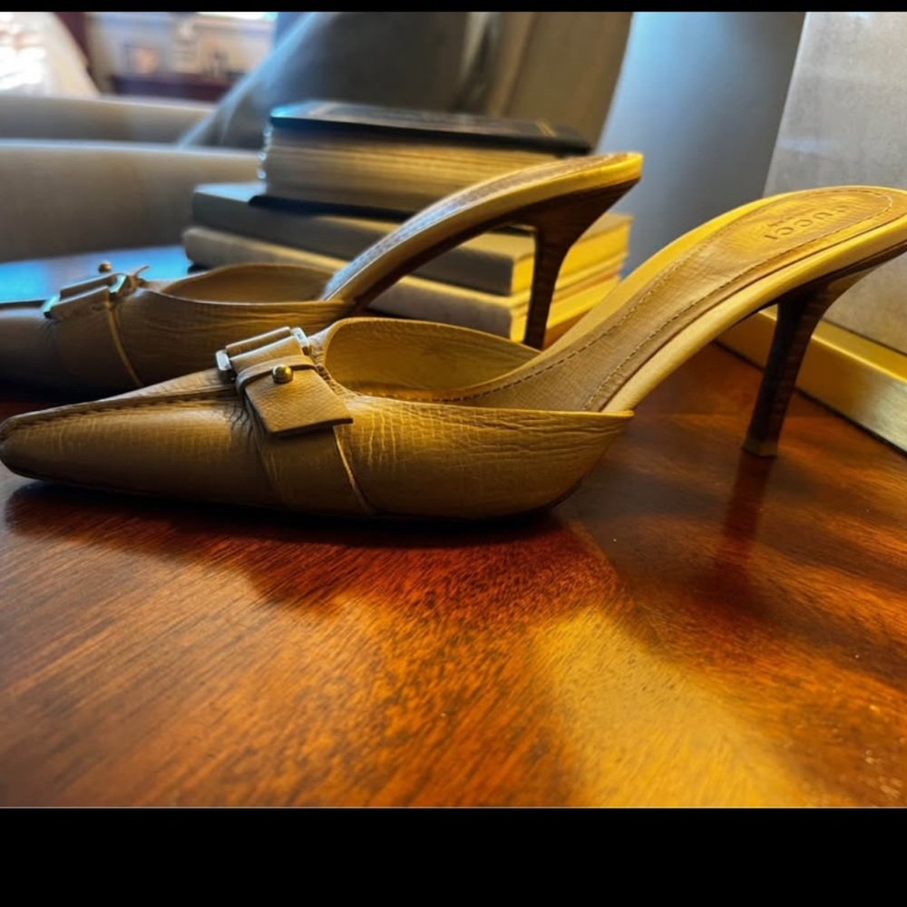 Gucci Beige Leather Heels with Bow Accent